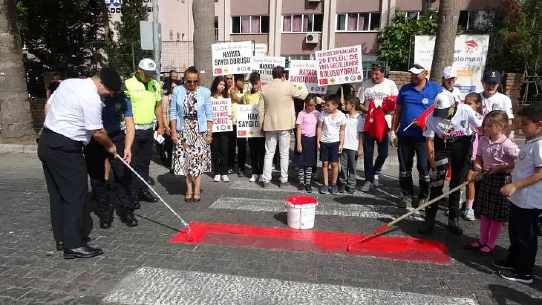 MARMARİS'TE YAYA GEÇİTLERİ KIRMIZIYA BOYANDI