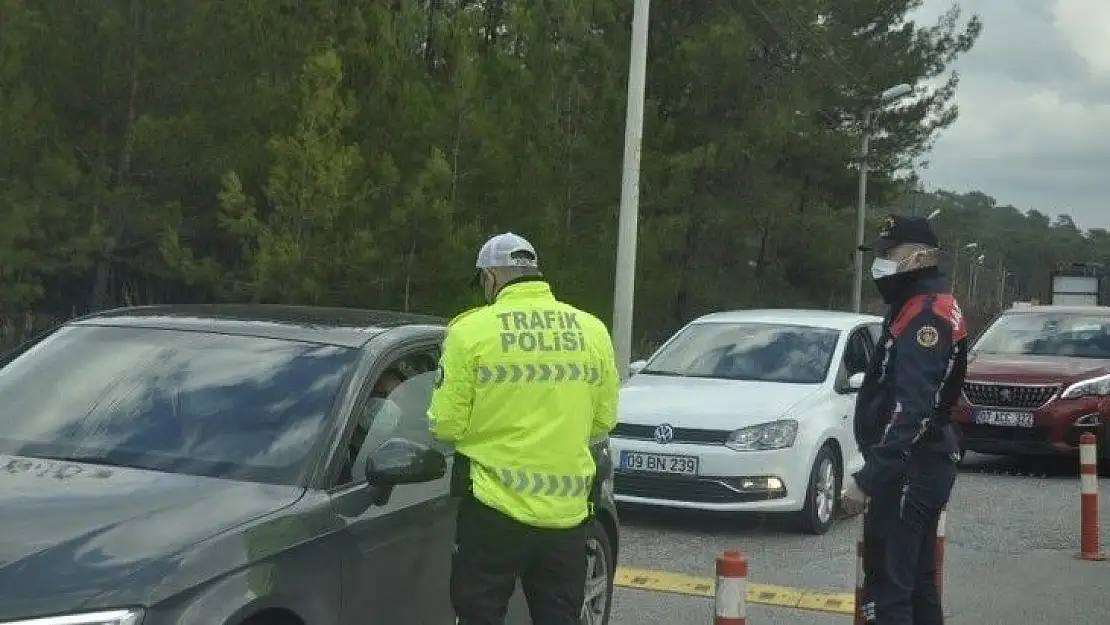 Marmaris'te yeni yıl öncesi trafik yoğunluğu yaşanıyor