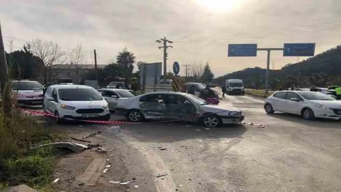 MARMARİS'TE ZİNCİRLEME TRAFİK KAZASI: 1 ÖLÜ, 2 YARALI