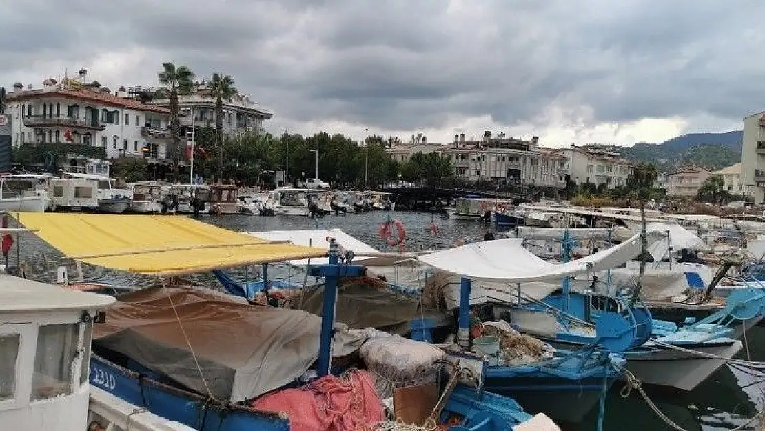 Marmarisli Balıkçılar  sağanak yağış ve fırtına uyarısına karşı teknelerini sağlama aldılar