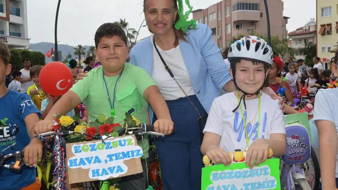 Öğrenciler doğa için pedal çevirip dans etti