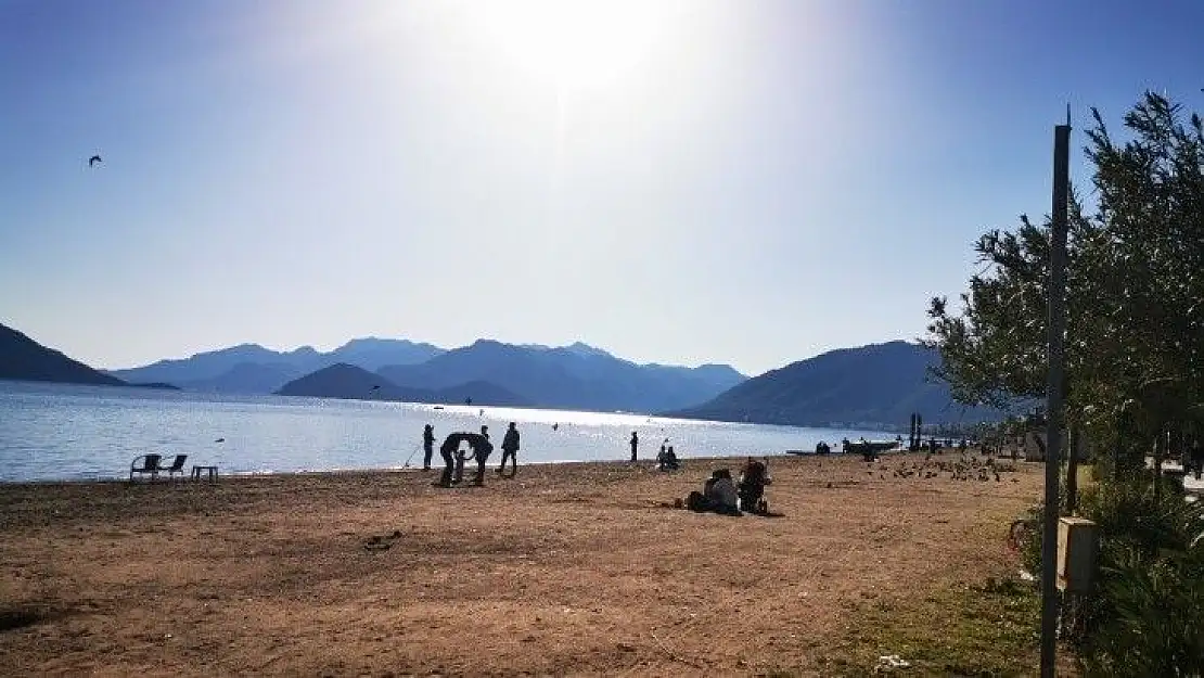 Marmarisliler güneşli havanın tadını çıkardı