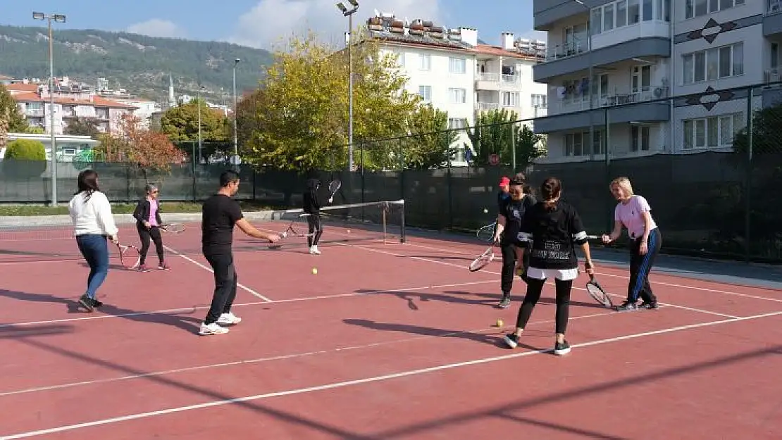 Menteşe Belediyesinden ev hanımlarına ücretsiz tenis kursu