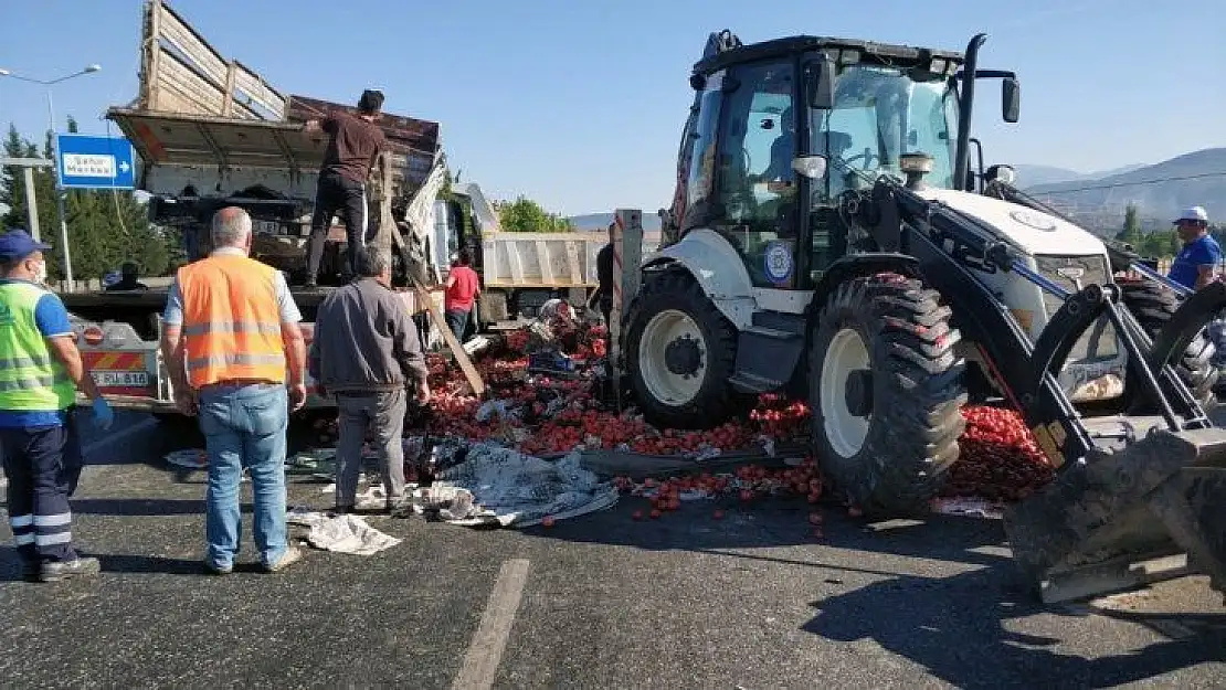 Menteşe'de domates yüklü kamyon devrildi