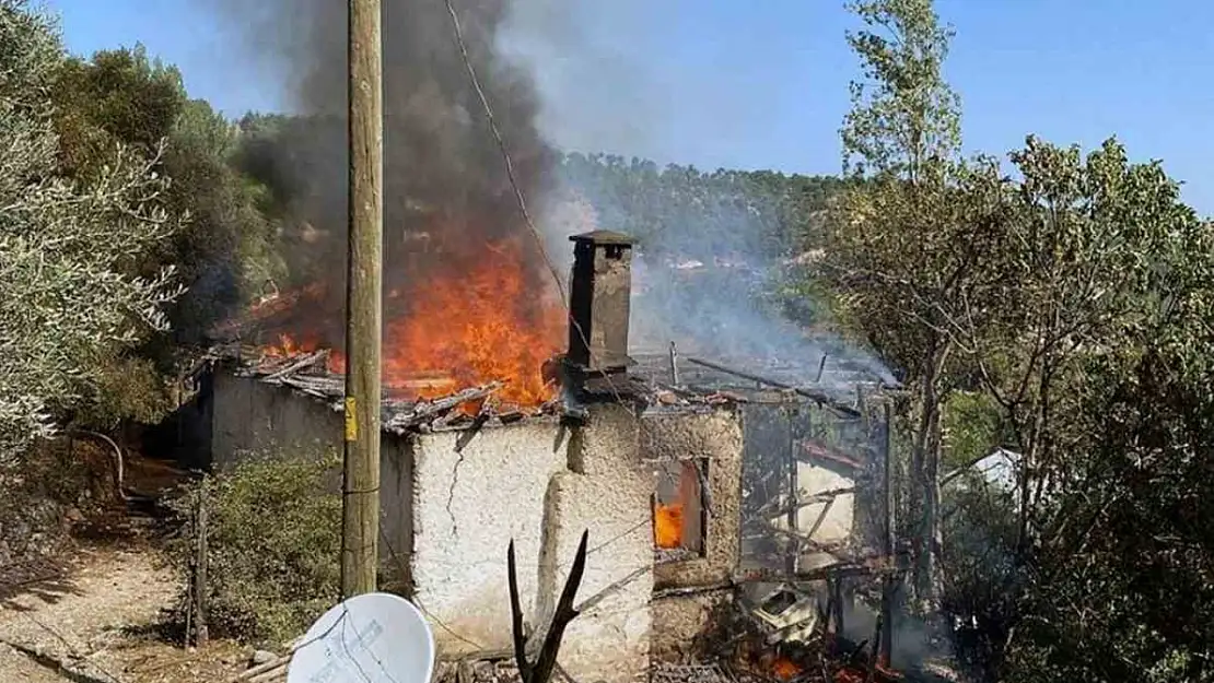 Kimsenin yaşamadığı evde yangın çıktı