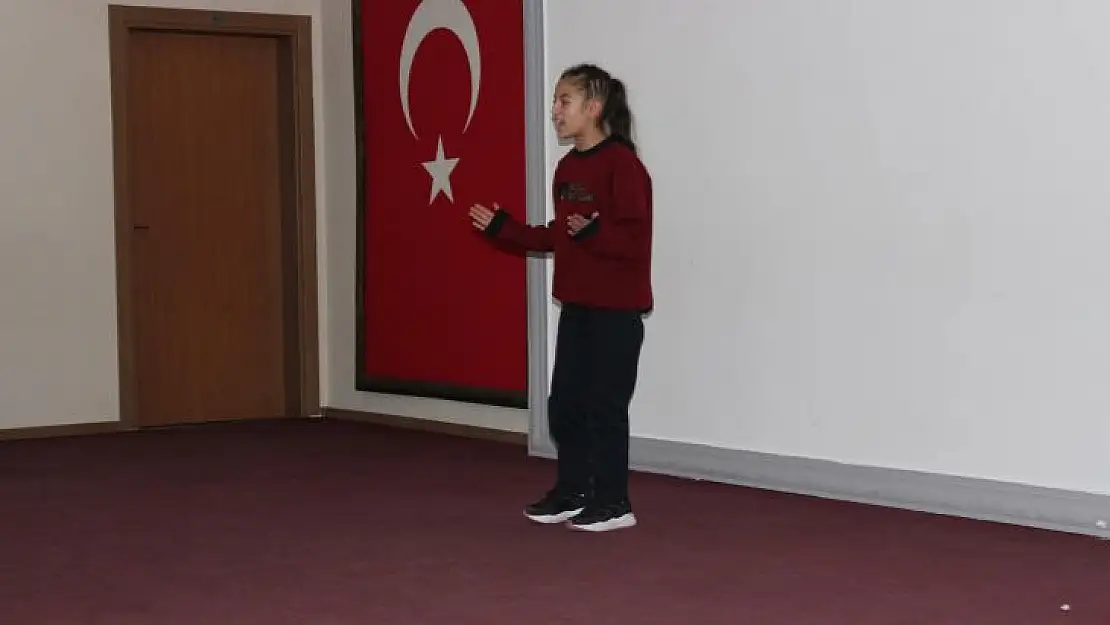 MENTEŞE'DE İSTİKLAL MARŞI'NI GÜZEL OKUMA YARIŞMASINDA DERECEYE GİREN ÖĞRENCİLER ÖDÜLLENDİRİLDİ