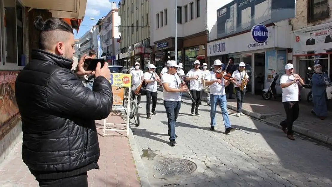 Menteşede 'Evde Kal'anlara Moral Konseri