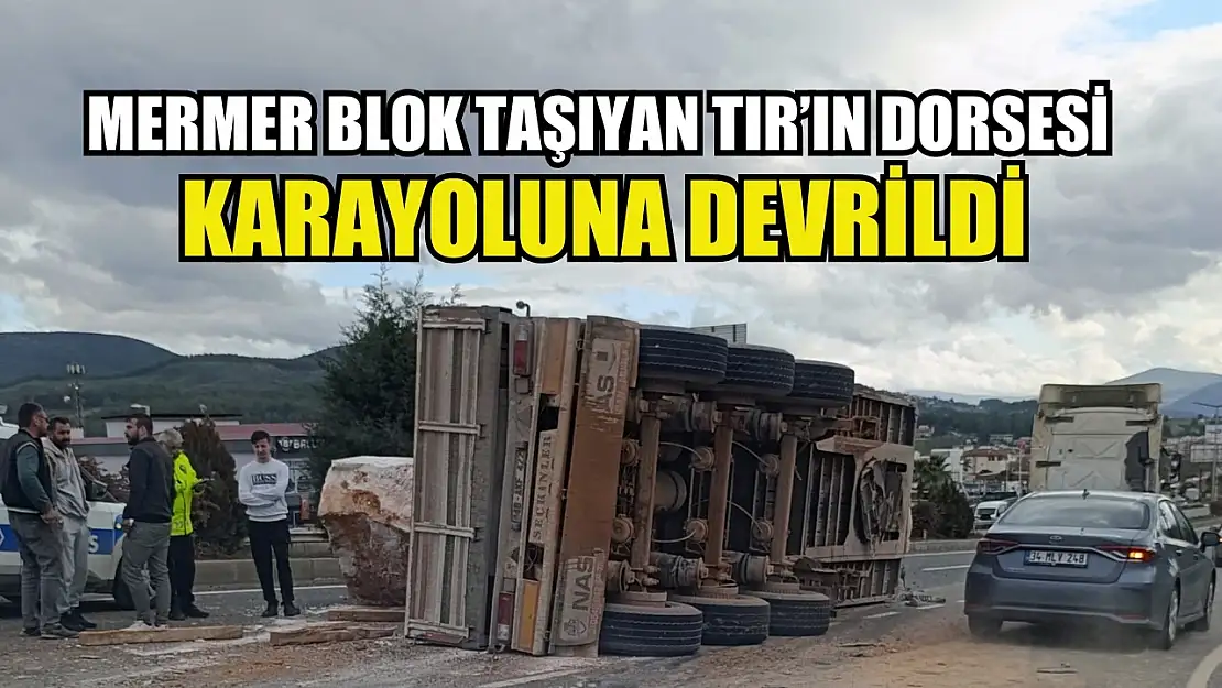 Mermer blok taşıyan Tır'ın dorsesi karayoluna devrildi