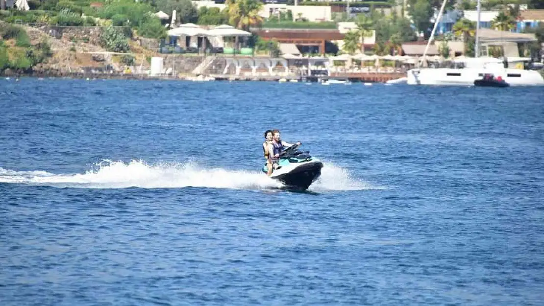 MERVE BOLUĞUR'DAN JET SKİ ŞOV