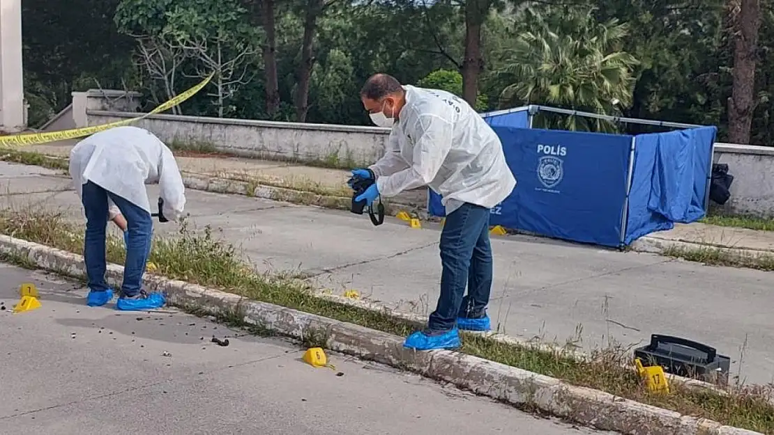 Hastane önünde kadın cesedi bulundu