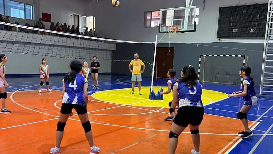 Mini Voleybol Kızlar Antrenmanlarına Başladı