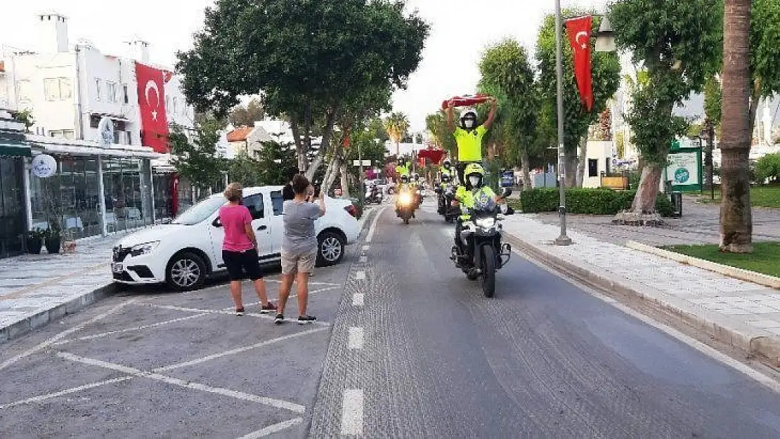 Motorize polisler kortej yaptı, Bodrumlular ayakta alkışladı