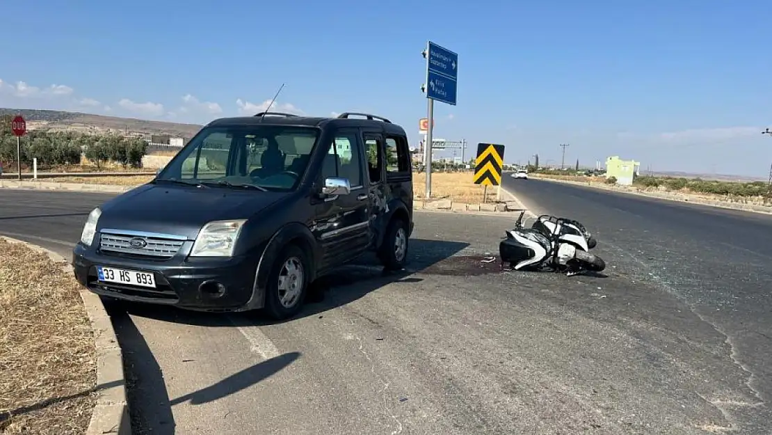 Motosiklet ile hafif ticari araç çarpıştı: 1'i ağır 2 yaralı