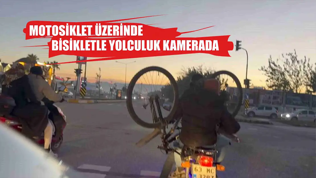 Motosiklet üzerinde bisikletle yolculuk kamerada