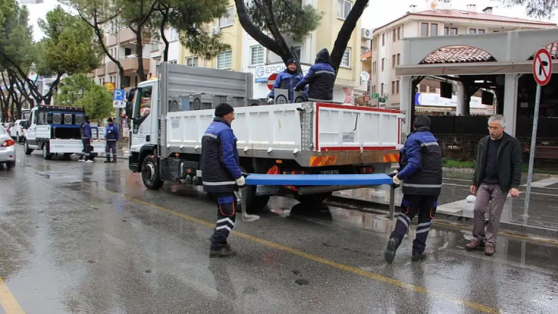 Muğla Büyükşehir Belediyesi Bankları Kaldırdı