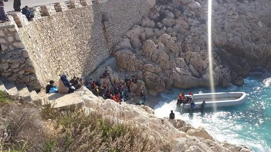 Muğla'da 150 göçmen botla Meis Adası'na geçti