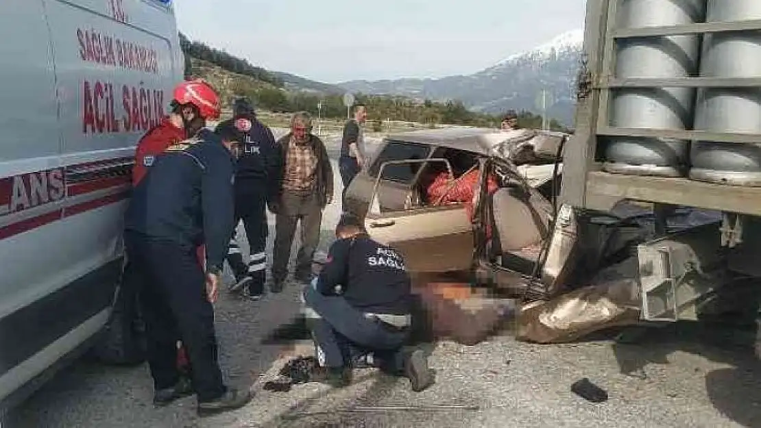 Muğla'da otomobil park halindeki kamyona çarptı: 1 ölü 1 yaralı