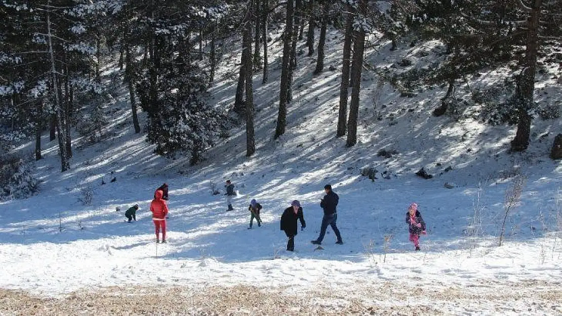 Muğla'da yarım saat arayla kar ve sahil keyfi