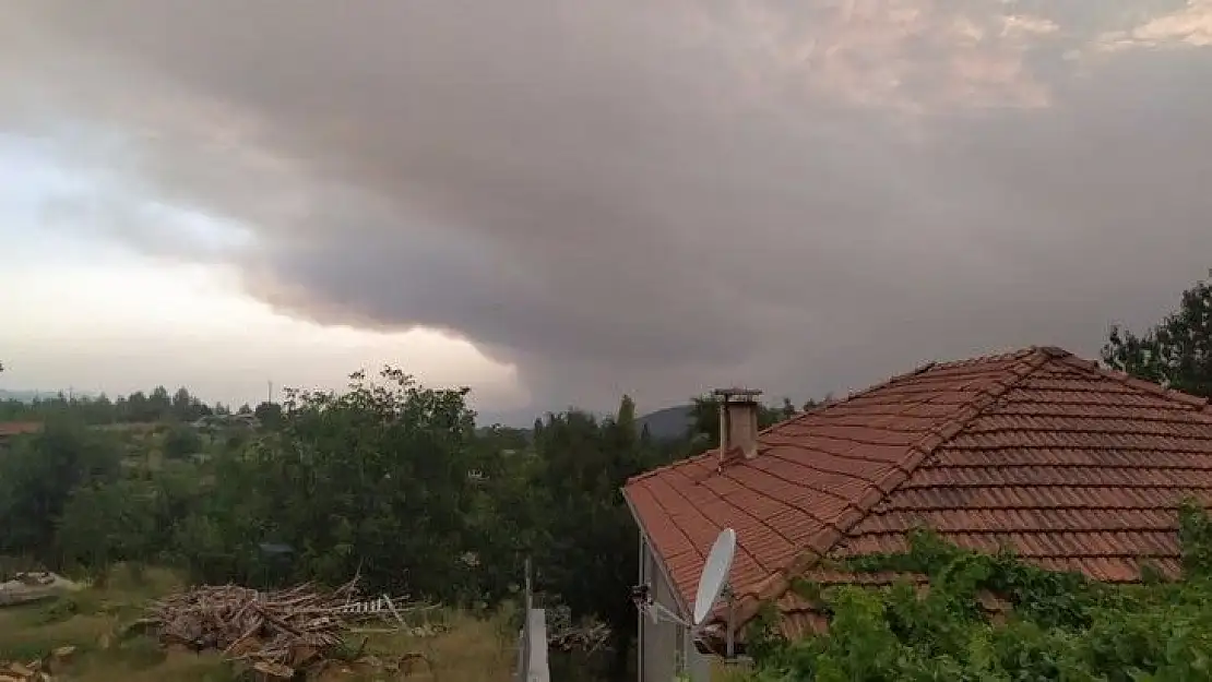 Muğla'daki yangının külleri Denizli ve ilçelerine ulaştı