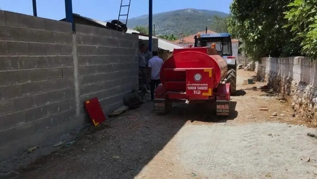 Muhtardan itfaiye tankeri ile yangına ilk müdahale