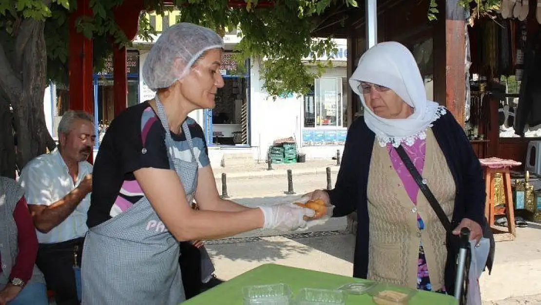 Muhtarlar Günü'nü lokma dağıtımı ile kutladılar