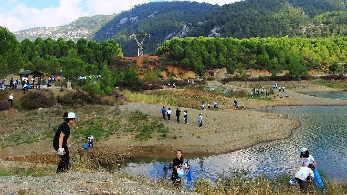 Öğrenciler 'Çevre' dersini çöp toplayarak yaptı