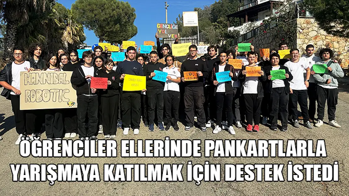 Öğrenciler ellerinde pankartlarla yarışmaya katılmak için destek istedi