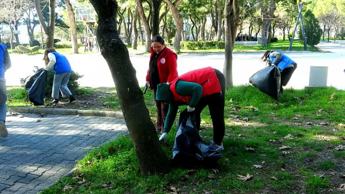 Öğrencilerden çevre temizliğinde örnek davranış