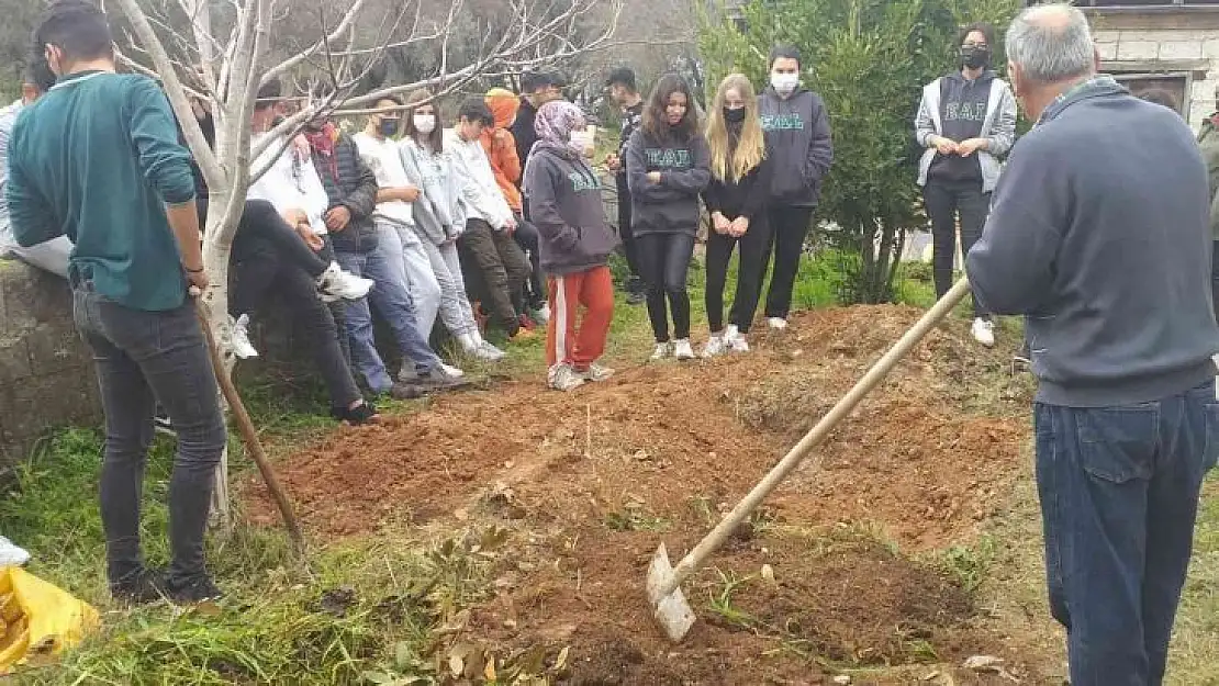 Öğrencilere kompost gübre yapımı eğitimi