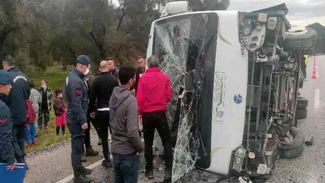 Öğrencilerin bulunduğu minibüs kaza yaptı: 12 yaralı