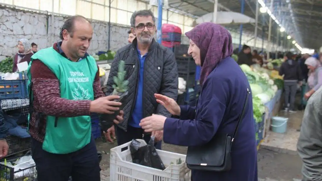 Öğretmenler Günü dolayısıyla fidan dağıttılar