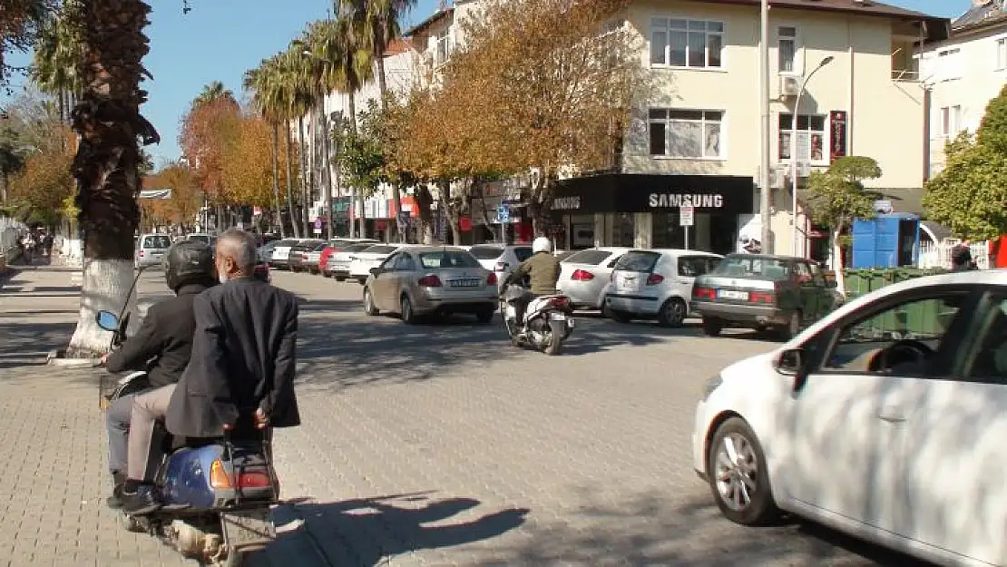 OKULLAR AÇILDI FETHİYE'DE TRAFİK YOĞUNLUĞU ARTTI