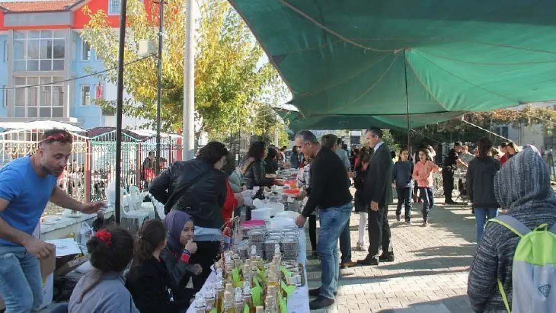 Okulun eksiklerini gidermek için kermes düzenlediler