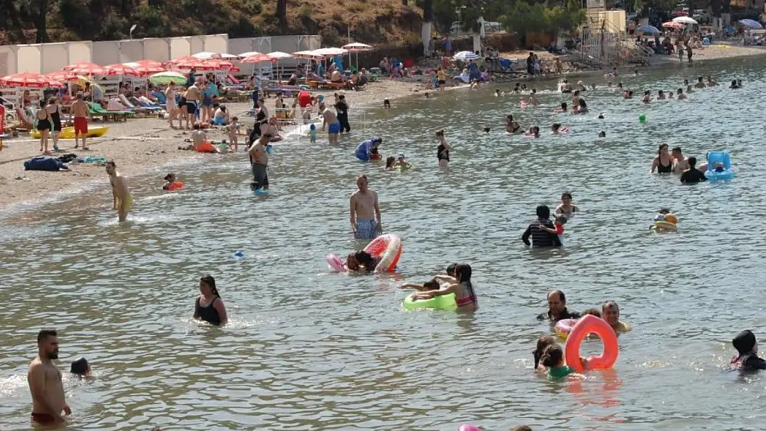 Okulun işlettiği mavi bayraklı plaj tatilcileri ağırlıyor