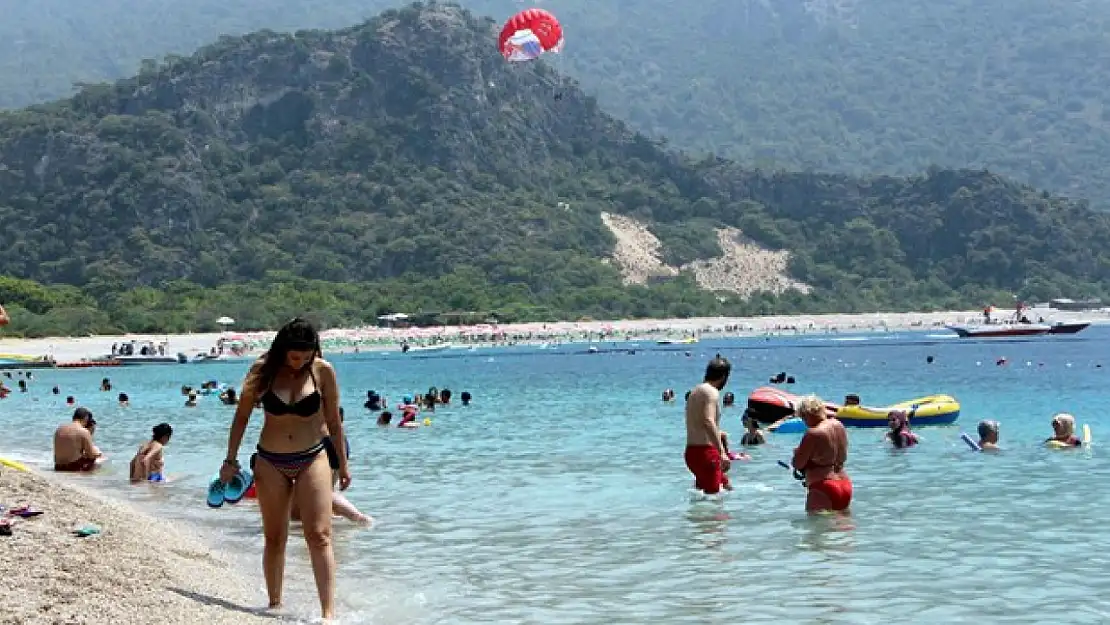 Ölüdeniz'de hafta sonu yoğunluğu