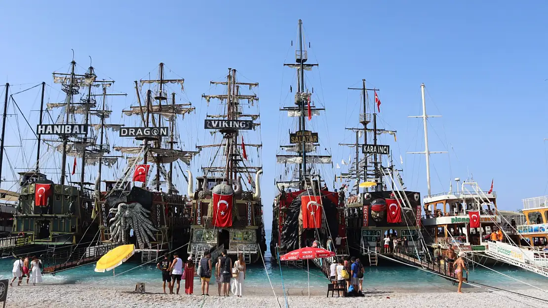 Ölüdeniz'de Tekne Turu Yoğunluğu Sürüyor