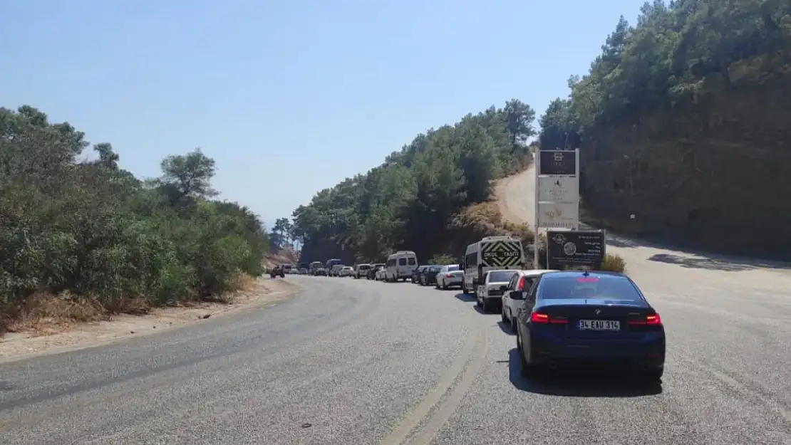 Ölüdeniz'de trafik yoğunluğu devam ediyor