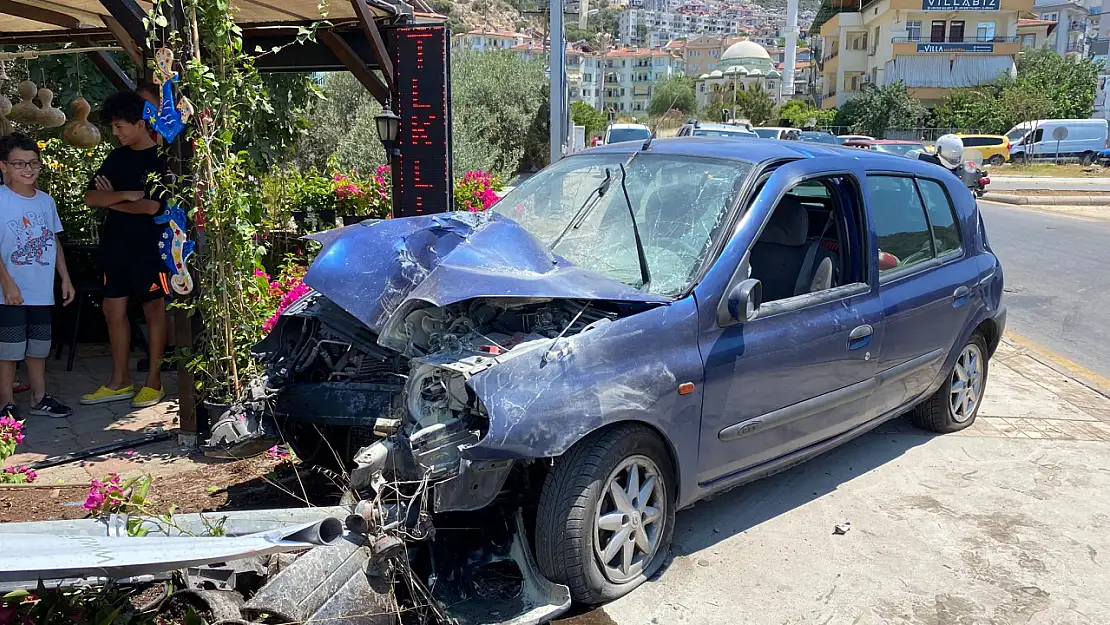 Ölüdeniz'den inerken virajı alamadı direğe çarptı