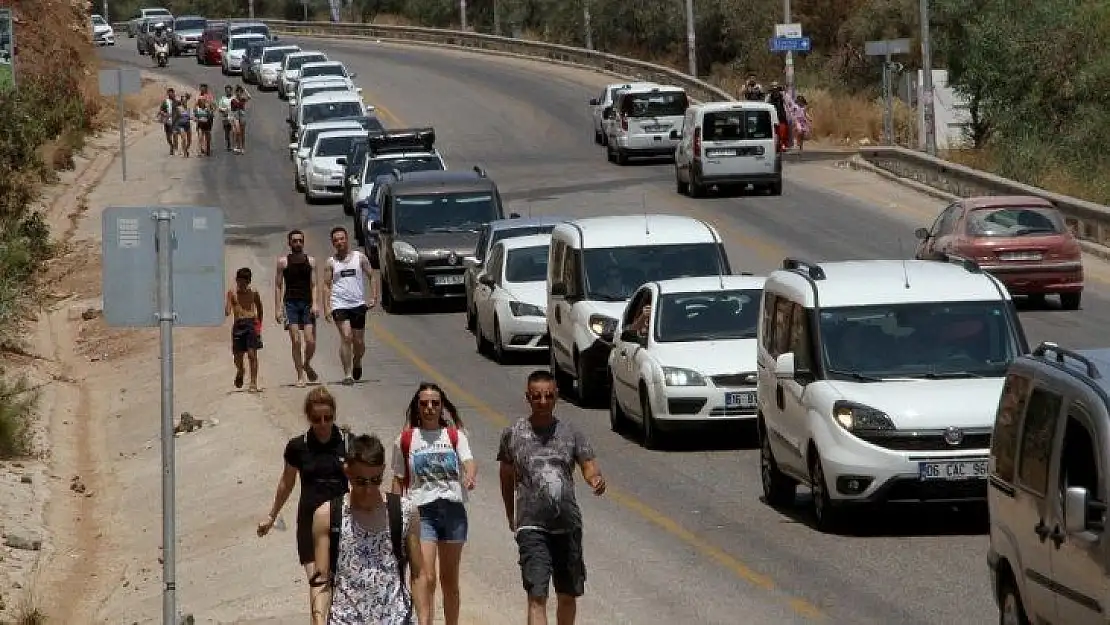 Ölüdeniz'e ulaşmak için kilometrelerce yürüdüler