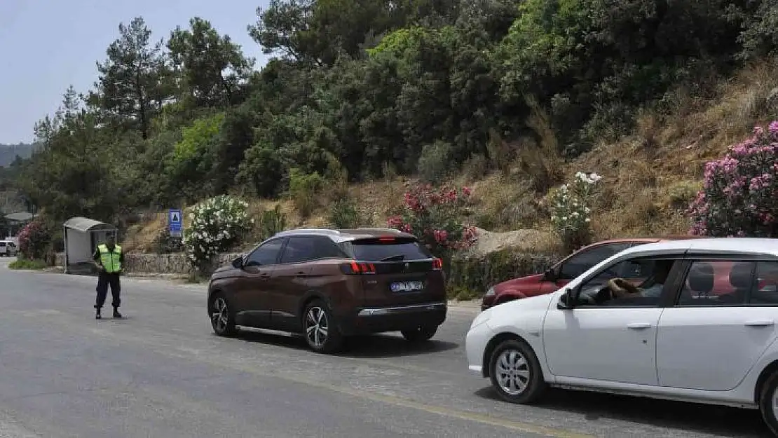 Ölüdeniz yolunda trafik tıkandı, plajlar doldu