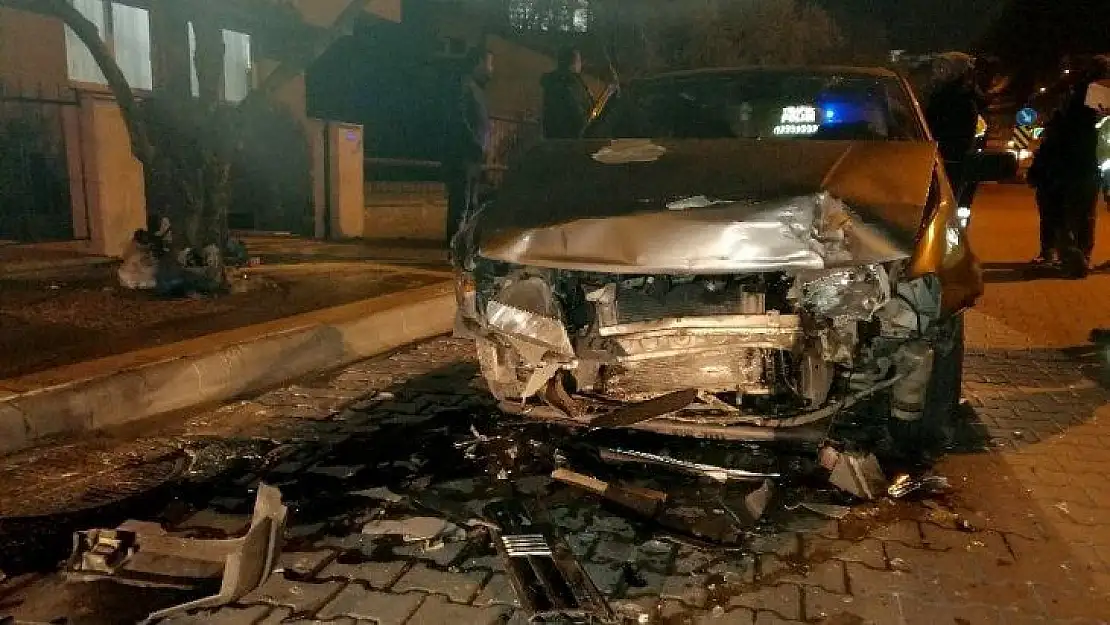 Önce motora, sonra park halindeki araca çarptı