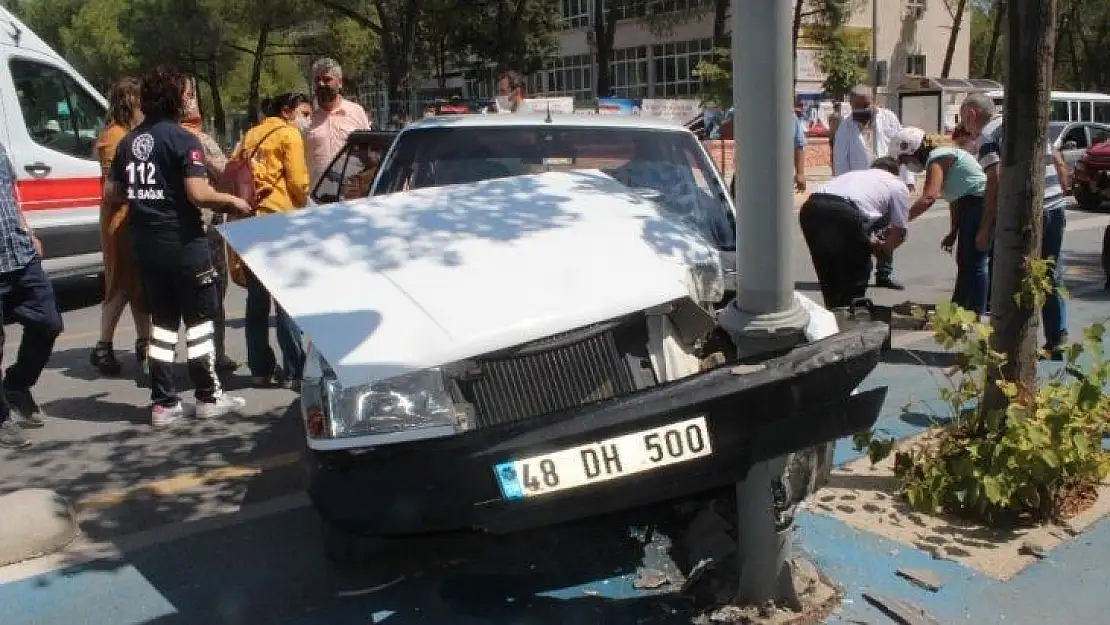 Önce yayaya, sonra aydınlatma direğine çarptı