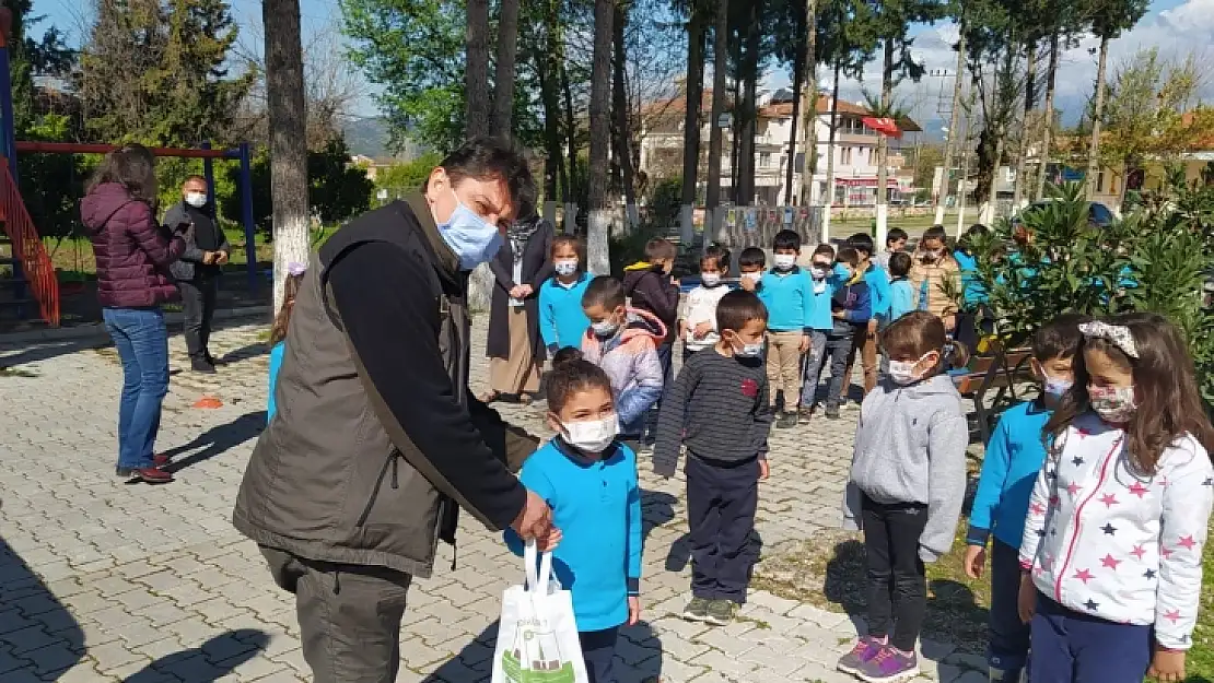 Orman Haftası dolayısıyla öğrencilere lavanta fidanı dağıtıldı 