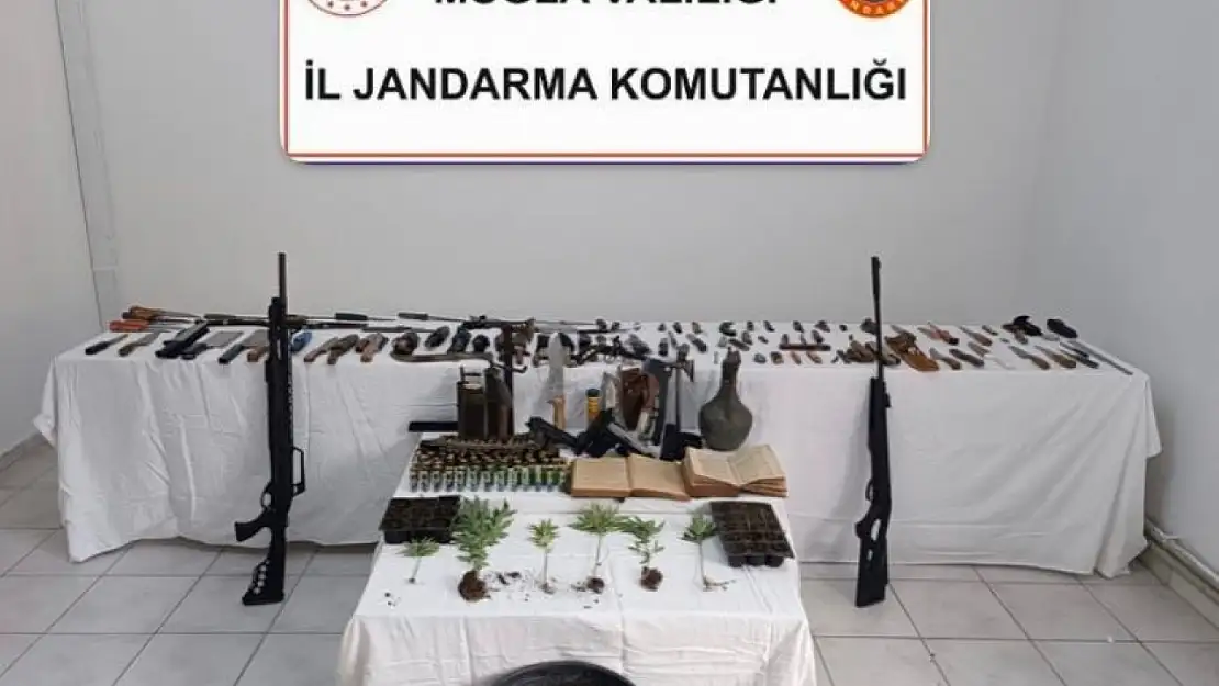 Osmanlı Dönemi'ne ait el yazması kitap ele geçirildi