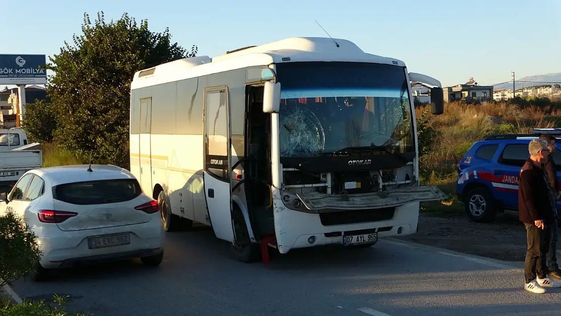 Otel servisinin çarptığı bisikletli ağır yaralandı