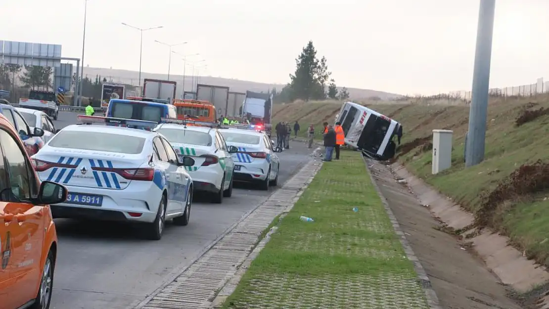 Otobüs ile tır çarpıştı, 10 yaralı