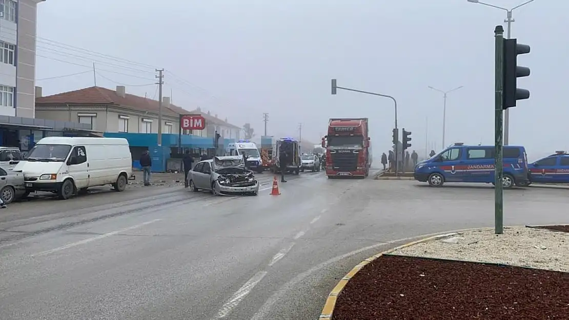 Otobüs ve otomobillerin de karıştığı 6 araçlı zincirleme kaza: 5 yaralı