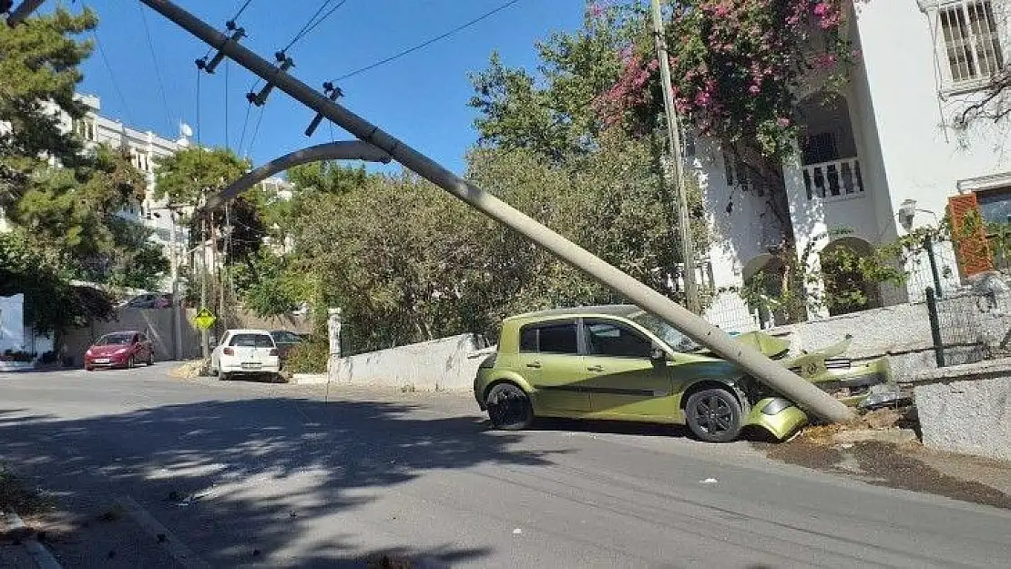 Otomobil beton direğe çarptı: 2 yaralı