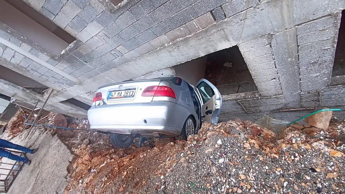 Otomobil, istinat duvarı arasındaki boşluğa düştü