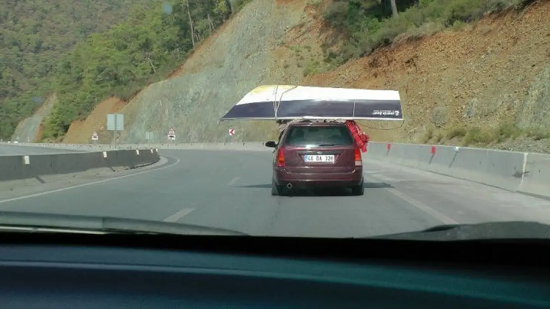 Otomobil üzerinde taşınan tekne ilginç görüntülere sahne oldu